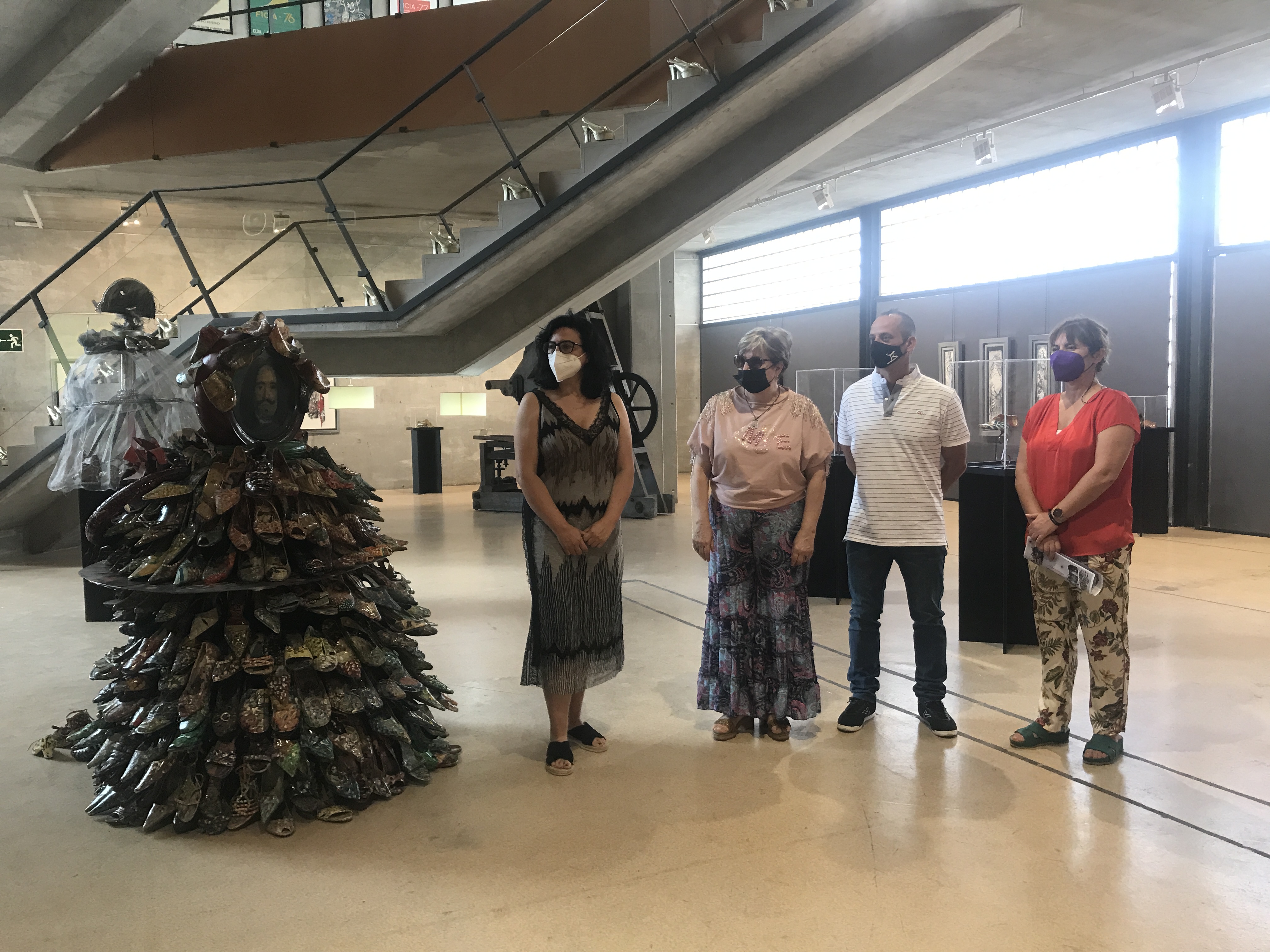 Loles Esteve, directora del Museo del Calzado, Francisca Serrano y Francisco Serrano, autores de las obras, y Rosa Vidal, concejala de Cultura