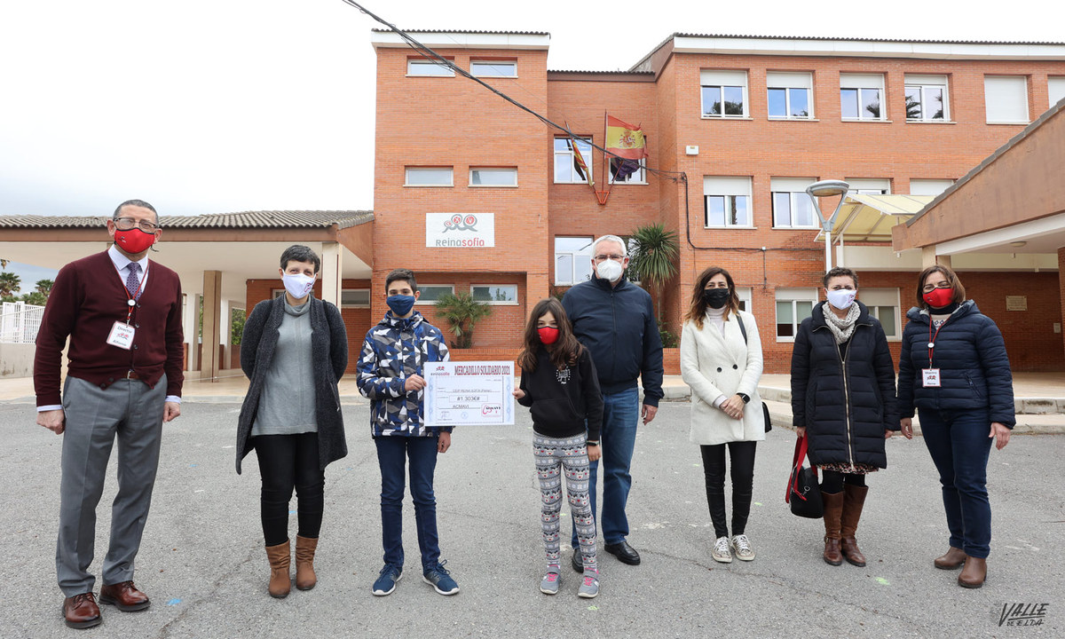 ACMAVI receives 1,303 euros from the solidarity market of the Reina Sofía de Petrer school