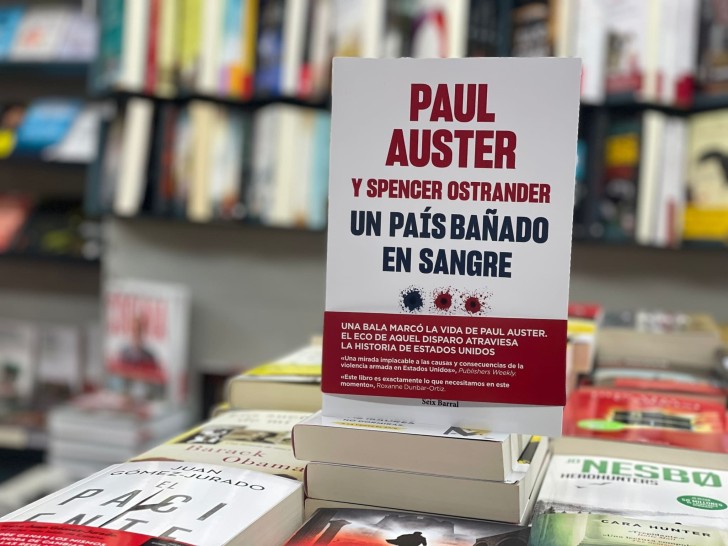 Un país bañado en sangre de Paul Auster y Spencer Ostrander